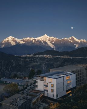 Kawagebo Snow Mountain Hotel