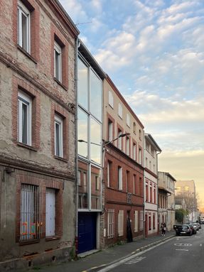 L33 Narrow House