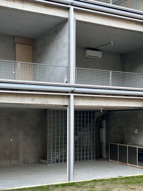 L33 Narrow House