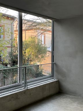 L33 Narrow House