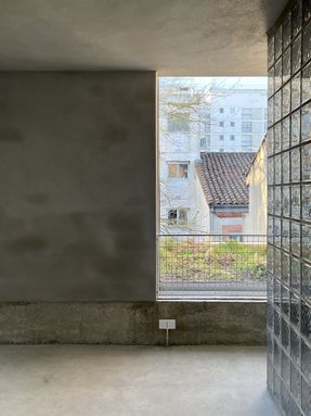 L33 Narrow House
