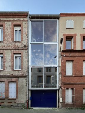 L33 Narrow House
