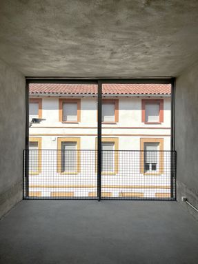 L33 Narrow House
