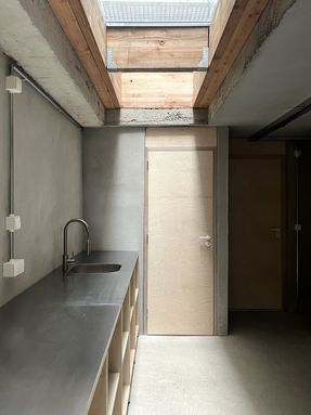 L33 Narrow House
