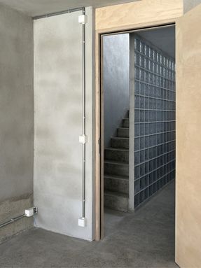 L33 Narrow House