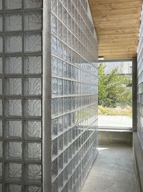 L33 Narrow House