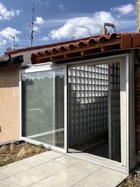 L33 Narrow House