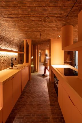 Middle Envelope Apartment