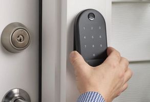 August Yale Keypad Touch Lock