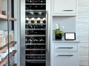 Thermador Freedom® Built-in Wine Cooler 24'' Panel Ready
