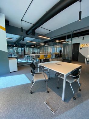 Apton Quartz Single Central Glazed Frameless Glass Partitioning