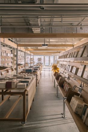 naïve bookstore