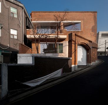 Reinterpreting A 50-year-old Building In Myeongnyun-dong