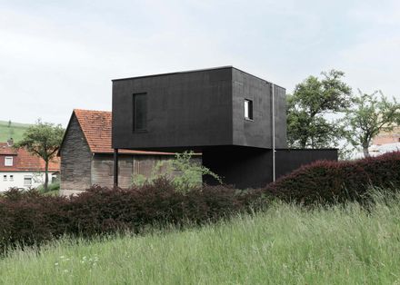 House With Clear Shapes and a Complex Entrance
