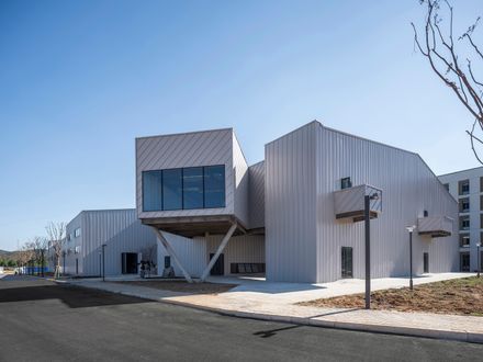 Yue & Yue: Art Museum + Equestrian Hall
