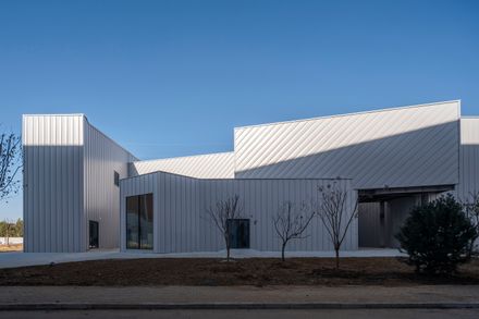 Yue & Yue: Art Museum + Equestrian Hall