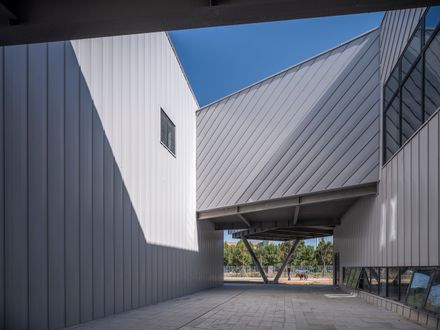 Yue & Yue: Art Museum + Equestrian Hall