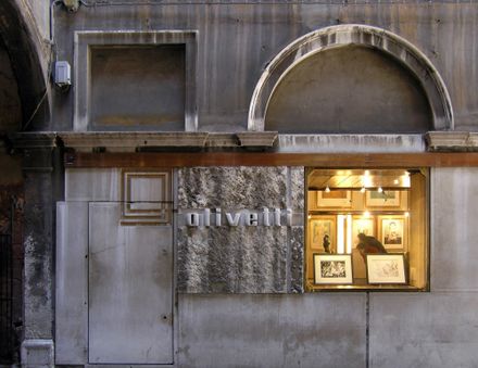 AD Classics: Olivetti Showroom