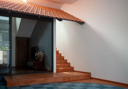 NHÀ QUANH SÂN House