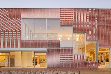(S)pace Pariselle Educational Building