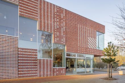 (S)pace Pariselle Educational Building