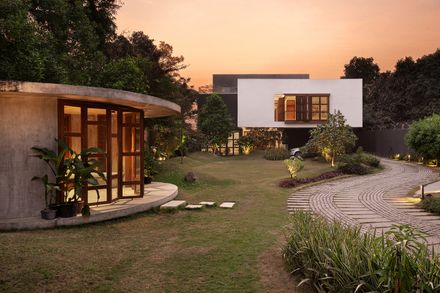 Cantilever Residence