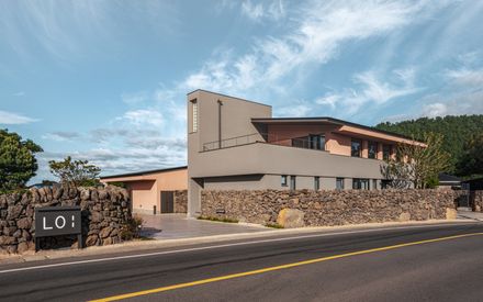 Stone Wall Stay House