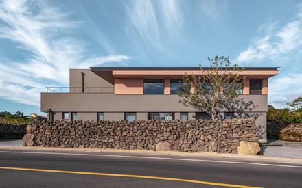 Stone Wall Stay House