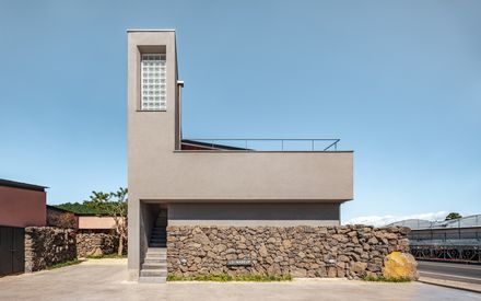 Stone Wall Stay House