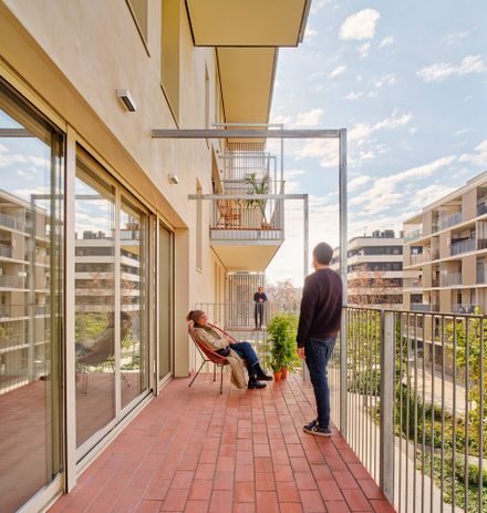 50 Social Housing Units – De Peus A Terra I El Cap Pels Núvols