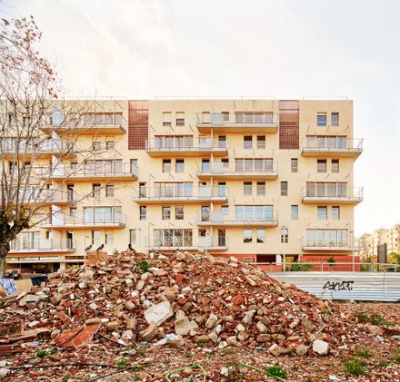 50 Social Housing Units – De Peus A Terra I El Cap Pels Núvols