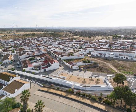 About The Fences - Clara Campoamor Square In San Silvestre De Guzmán