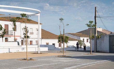 About The Fences - Clara Campoamor Square In San Silvestre De Guzmán