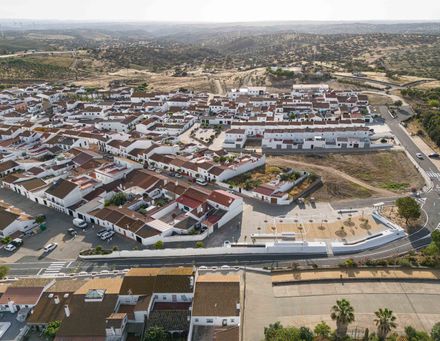 About The Fences - Clara Campoamor Square In San Silvestre De Guzmán