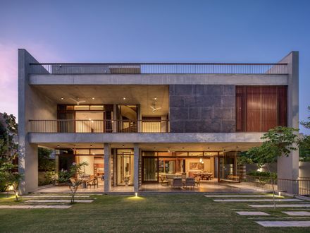 The House Of Parallel Walls