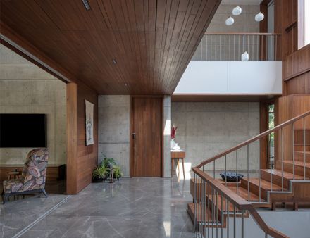 The House Of Parallel Walls