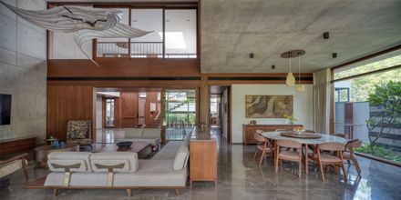 The House Of Parallel Walls