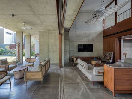 The House Of Parallel Walls