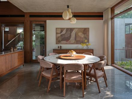 The House Of Parallel Walls