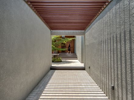 The House Of Parallel Walls