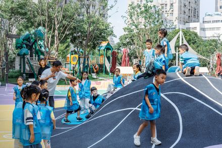 Flying Chess Kindergarten