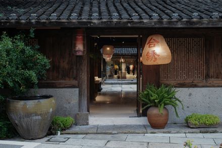 Tai-Silk Courtyard