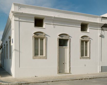 Cut(Outs) House – Ceiling, Walls And Pillar