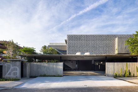 Tropical Shift House