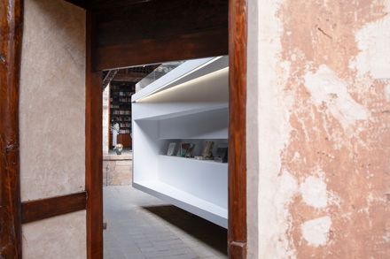 Weishan Chongzheng Academy Bookstore Of Librairie Avant-garde