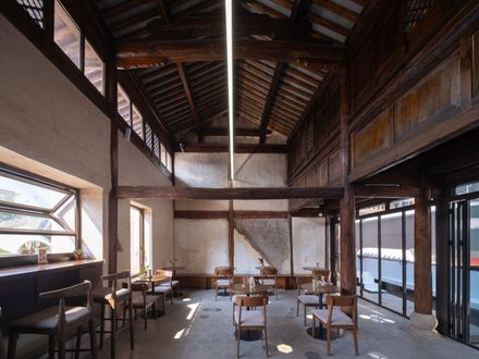 Weishan Chongzheng Academy Bookstore Of Librairie Avant-garde