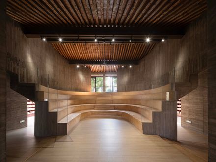 Weishan Chongzheng Academy Bookstore Of Librairie Avant-garde