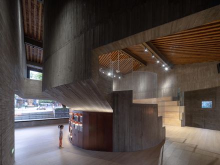 Weishan Chongzheng Academy Bookstore Of Librairie Avant-garde