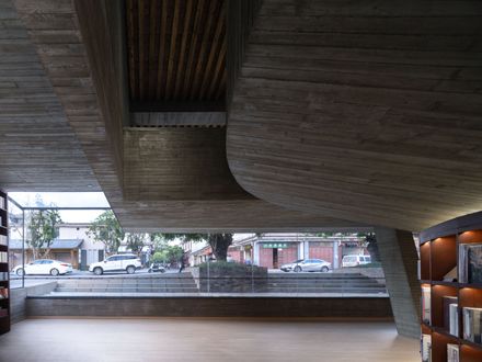Weishan Chongzheng Academy Bookstore Of Librairie Avant-garde