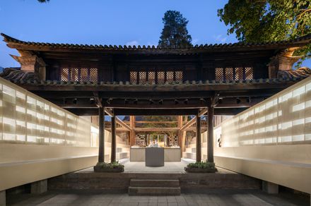 Weishan Chongzheng Academy Bookstore Of Librairie Avant-garde